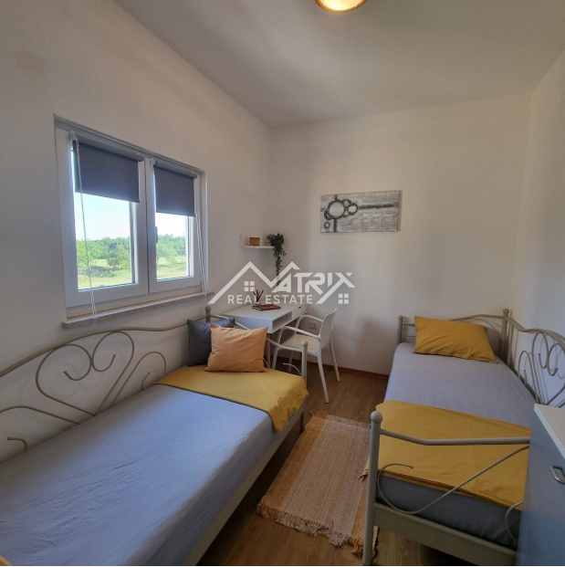 Barban okolica, nova hiša z 2 enotama, bazen in velika parcela