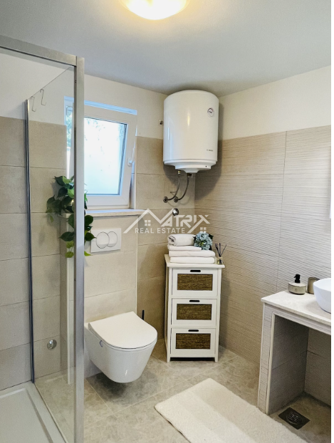 Barban okolica, nova hiša z 2 enotama, bazen in velika parcela