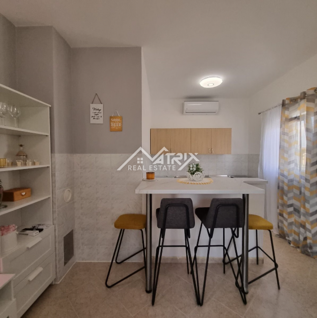 Barban okolica, nova hiša z 2 enotama, bazen in velika parcela