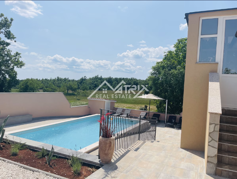 Barban okolica, nova hiša z 2 enotama, bazen in velika parcela