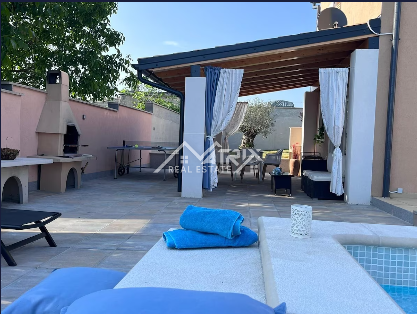 Barban okolica, nova hiša z 2 enotama, bazen in velika parcela