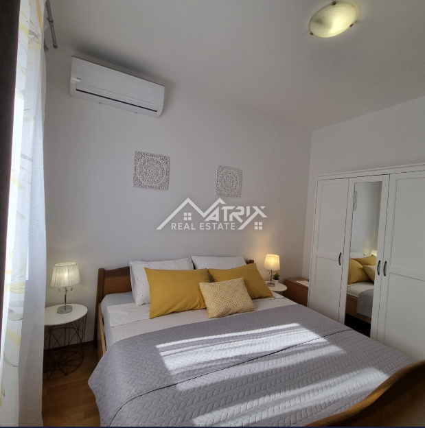 Barban okolica, nova hiša z 2 enotama, bazen in velika parcela