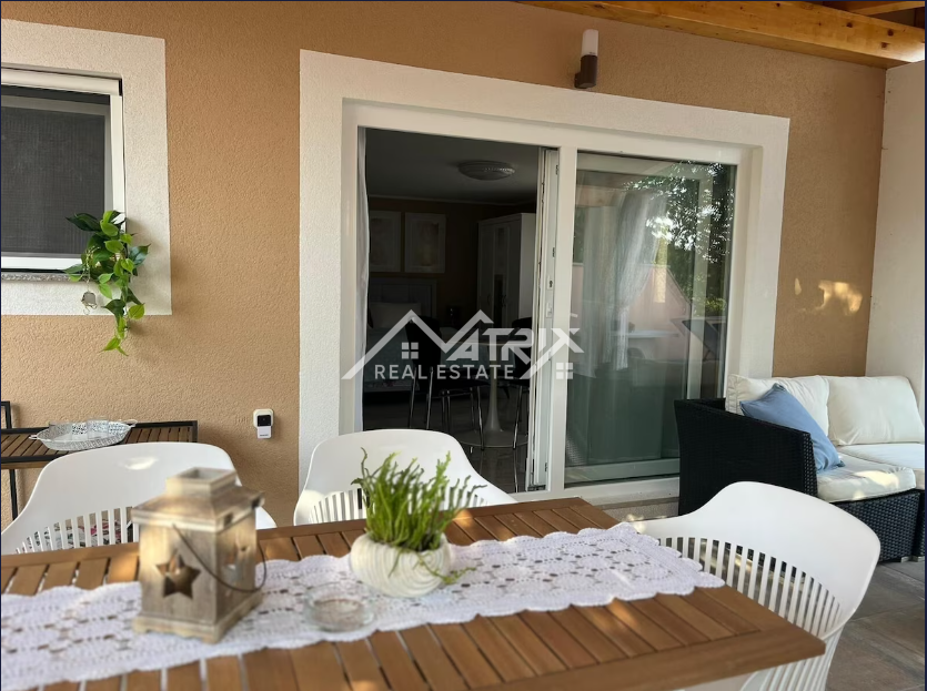 Barban okolica, nova hiša z 2 enotama, bazen in velika parcela