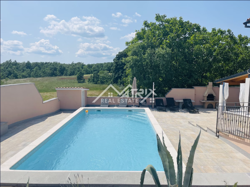 Barban okolica, nova hiša z 2 enotama, bazen in velika parcela