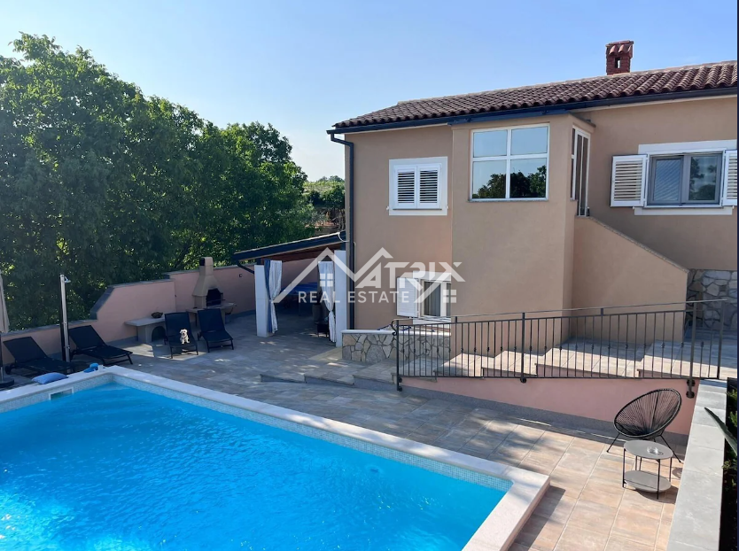 Barban okolica, nova hiša z 2 enotama, bazen in velika parcela