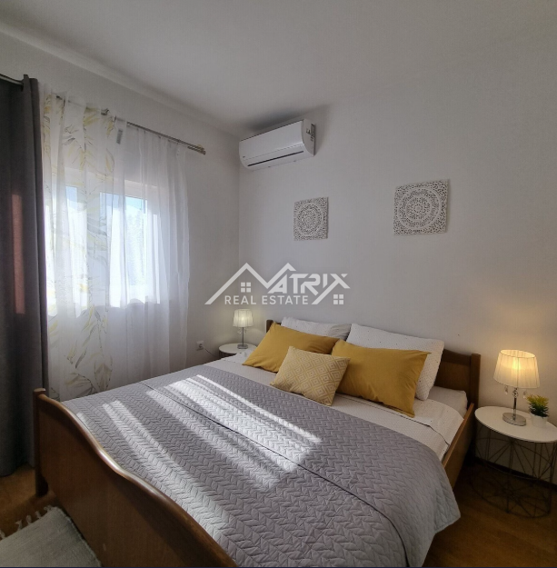 Barban okolica, nova hiša z 2 enotama, bazen in velika parcela