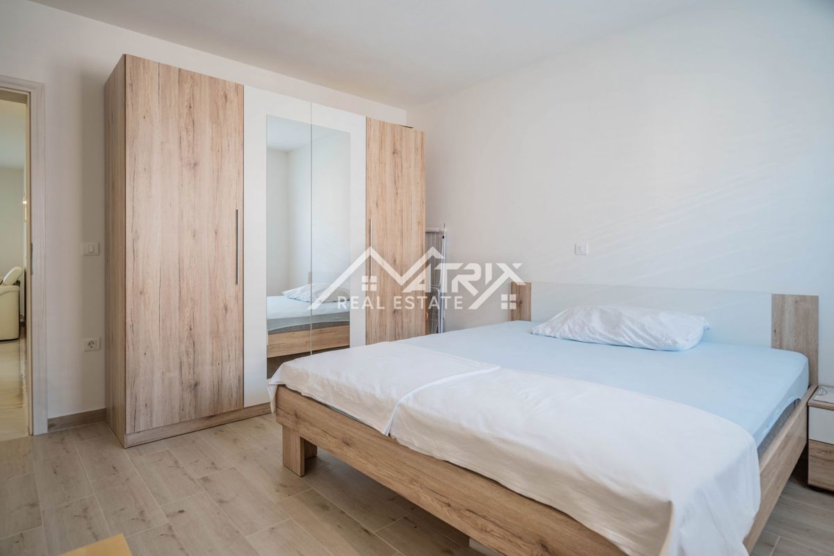 Peroj, svetlo stanovanje z ložo in delnim pogledom na morje