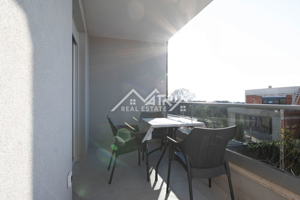 Peroj, svetlo stanovanje z ložo in delnim pogledom na morje