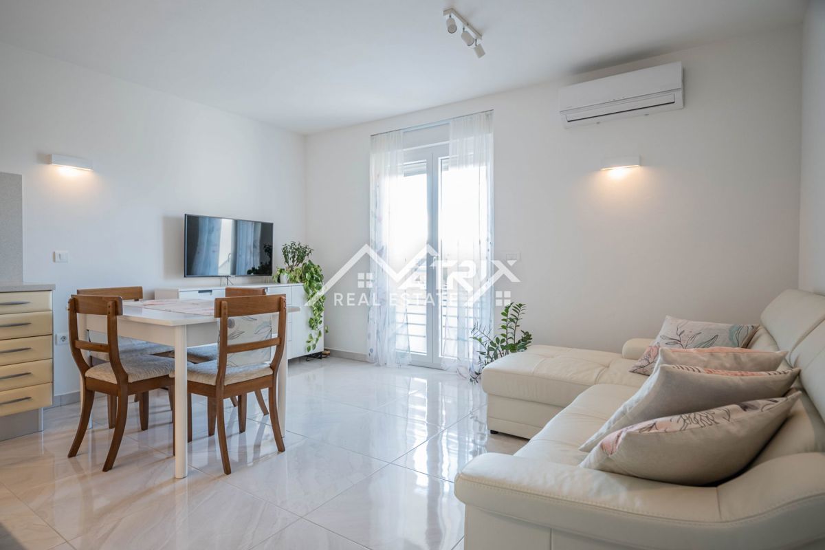 Peroj, svetlo stanovanje z ložo in delnim pogledom na morje