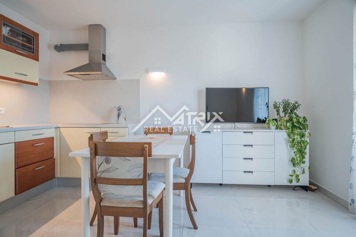 Peroj, svetlo stanovanje z ložo in delnim pogledom na morje