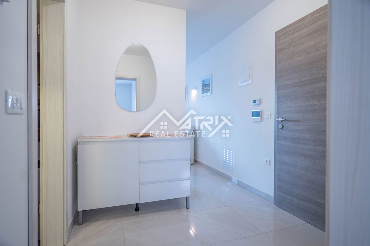 Peroj, svetlo stanovanje z ložo in delnim pogledom na morje