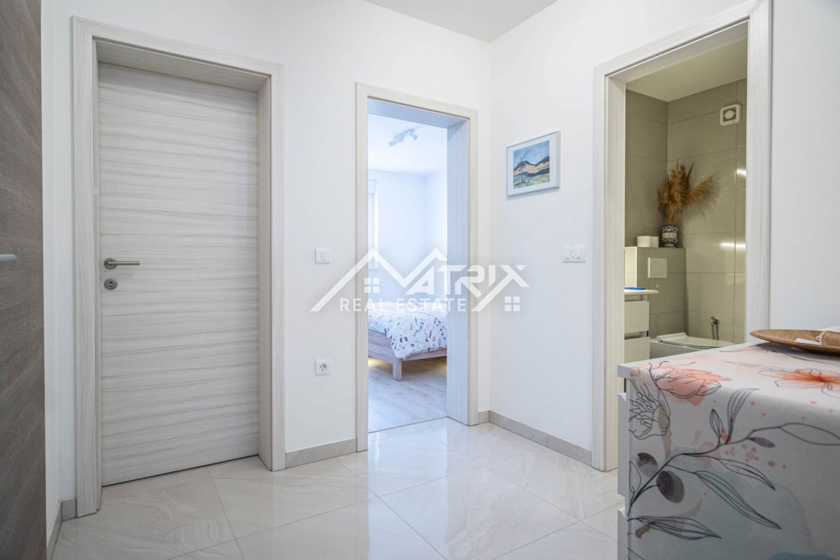 Peroj, svetlo stanovanje z ložo in delnim pogledom na morje