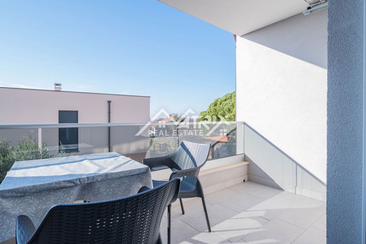 Peroj, svetlo stanovanje z ložo in delnim pogledom na morje