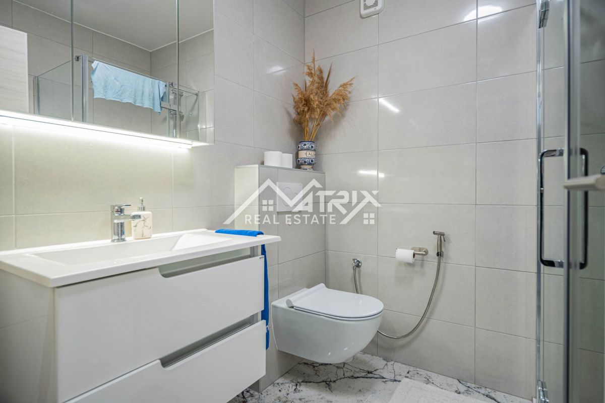 Peroj, svetlo stanovanje z ložo in delnim pogledom na morje