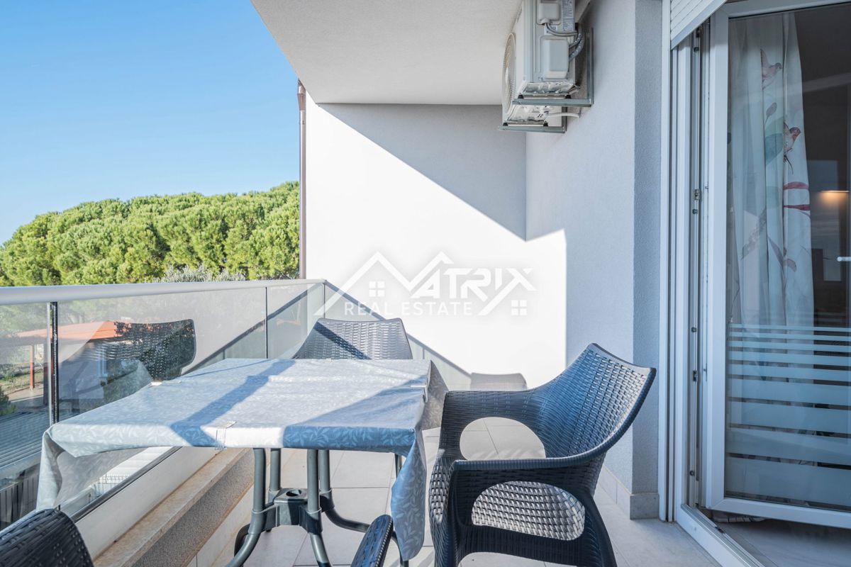 Peroj, svetlo stanovanje z ložo in delnim pogledom na morje