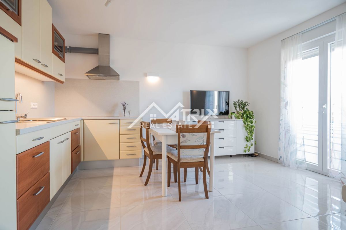 Peroj, svetlo stanovanje z ložo in delnim pogledom na morje