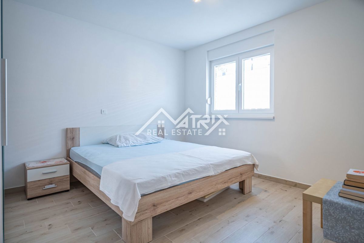 Peroj, svetlo stanovanje z ložo in delnim pogledom na morje