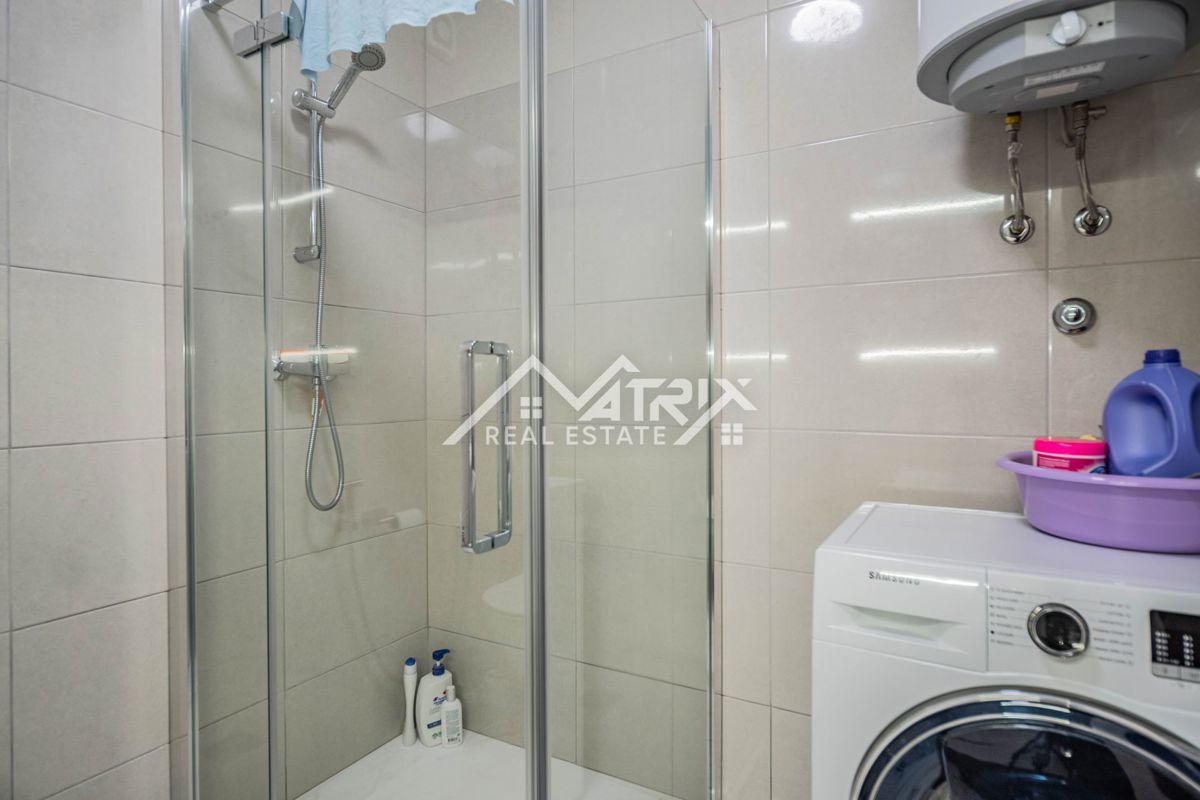 Peroj, svetlo stanovanje z ložo in delnim pogledom na morje