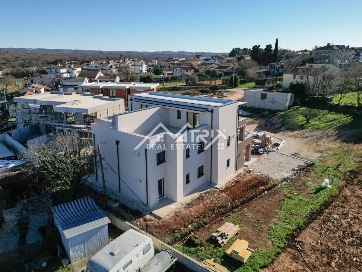 Poreč okolica, prostorno dvoetažno stanovanje z razgledom na mjesto