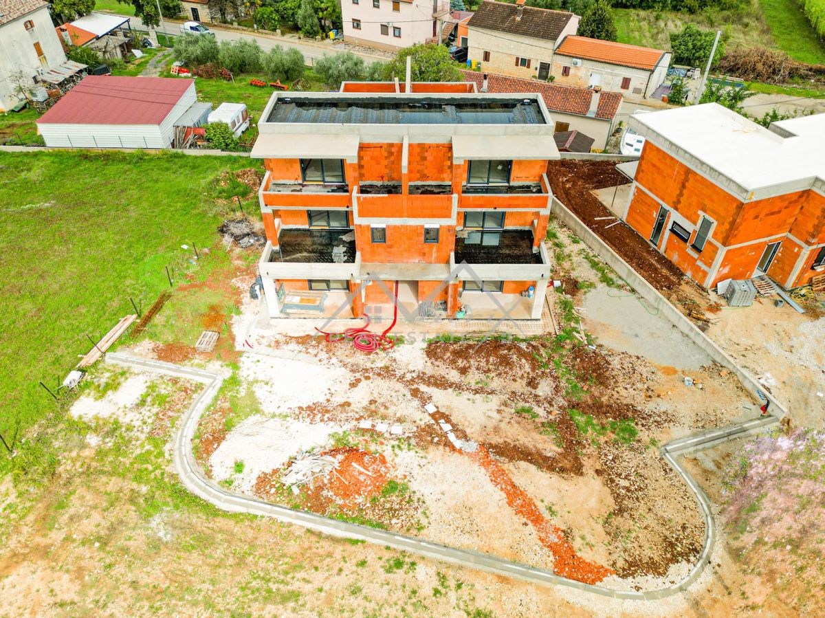 Poreč okolica, prostorno dvoetažno stanovanje z razgledom na mjesto