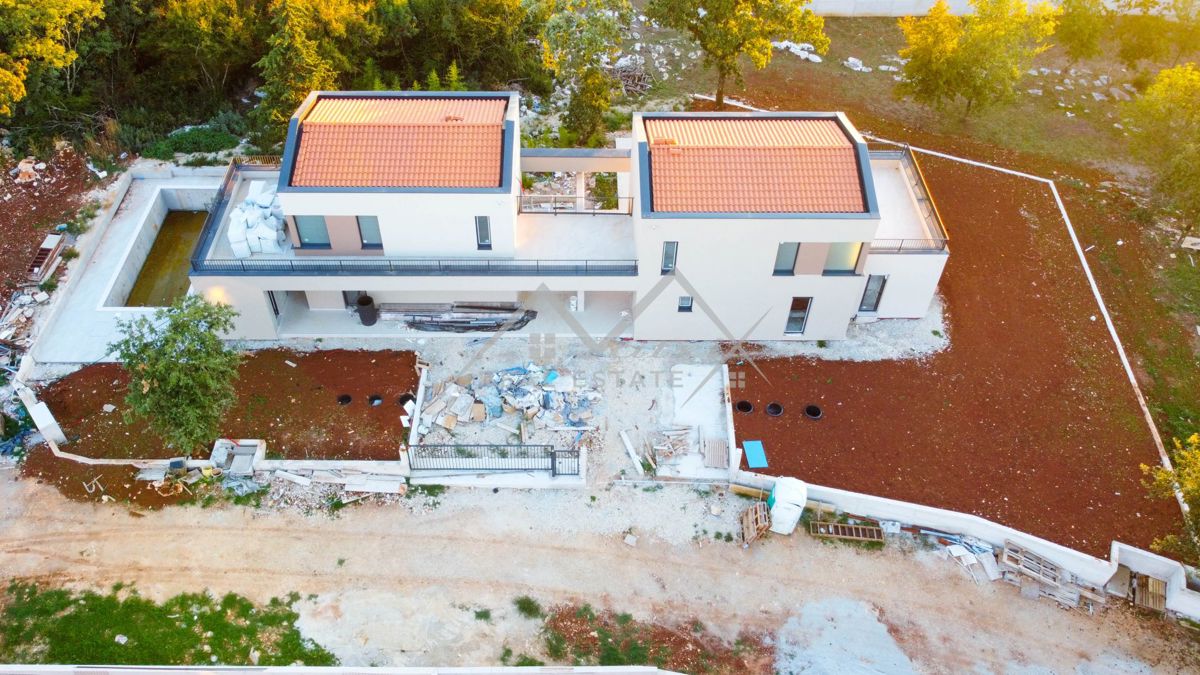 Okolica Poreča, moderno opremljena vila z bazenom v naravi