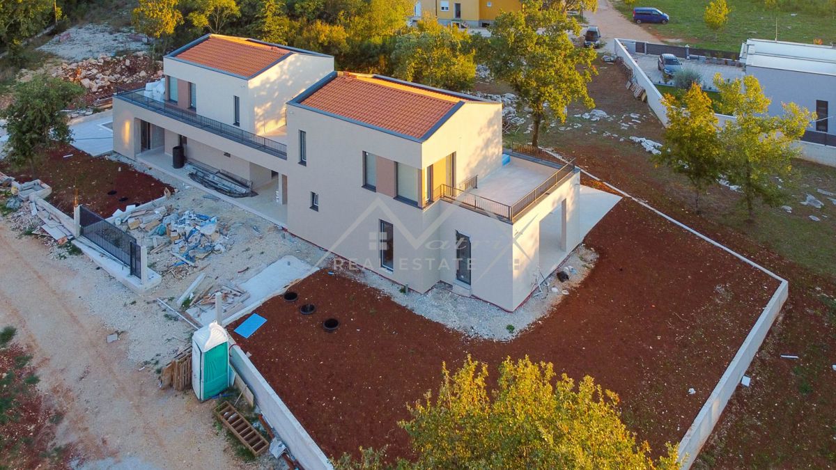 Okolica Poreča, moderno opremljena vila z bazenom v naravi