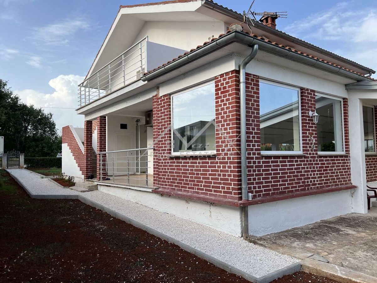 Območje Poreča, hiša z veliko parcelo