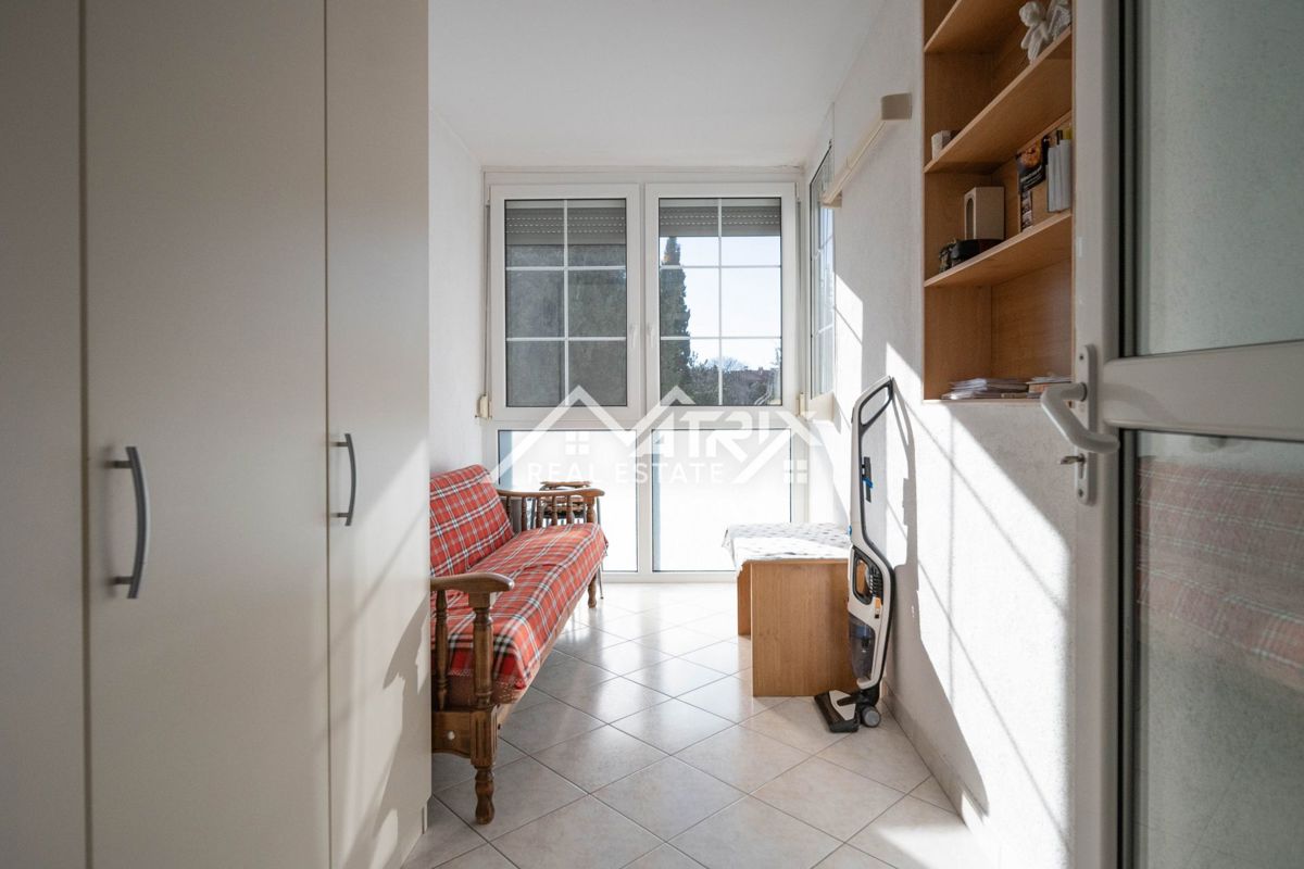 Poreč okolica, zanimivo stanovanje v prvem nadstropju blizu morja