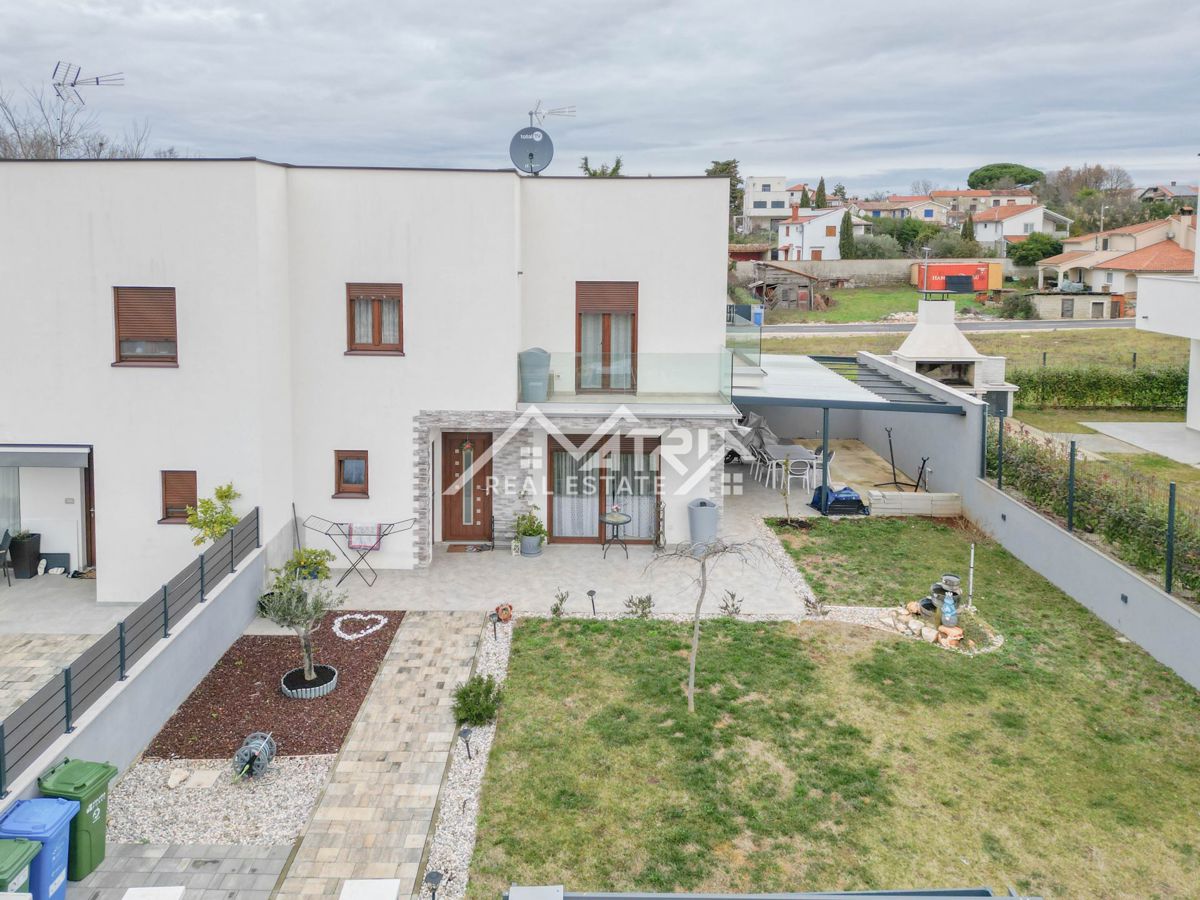 Okolica Poreča, Robna hiša v vrsti z velikim vrtom – Popolnoma opremljena