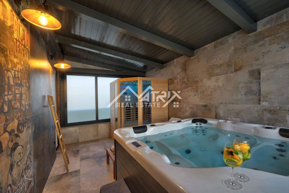 Pulj okolica, kakovostna moderna vila z bazenom, savno in jacuzzijem