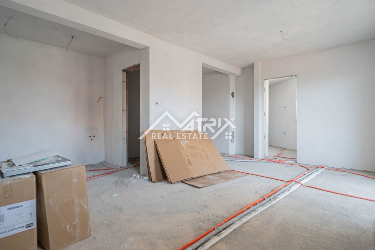 Pula, trosobno stanovanje z ložo in parkiranjem blizu bolnišnice