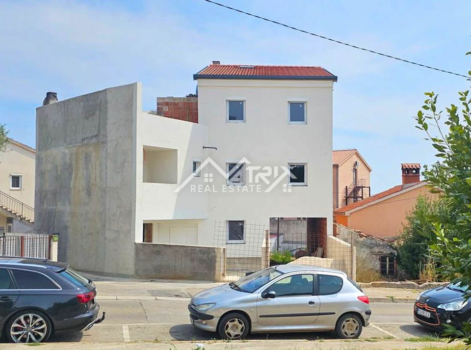 Pula, trosobno stanovanje z ložo in parkiranjem blizu bolnišnice