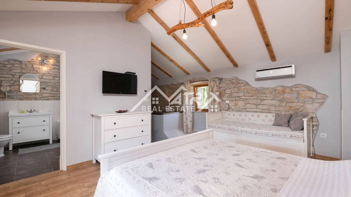 Poreč okolica, Kamnita vila z bazenom in whirlpoolom