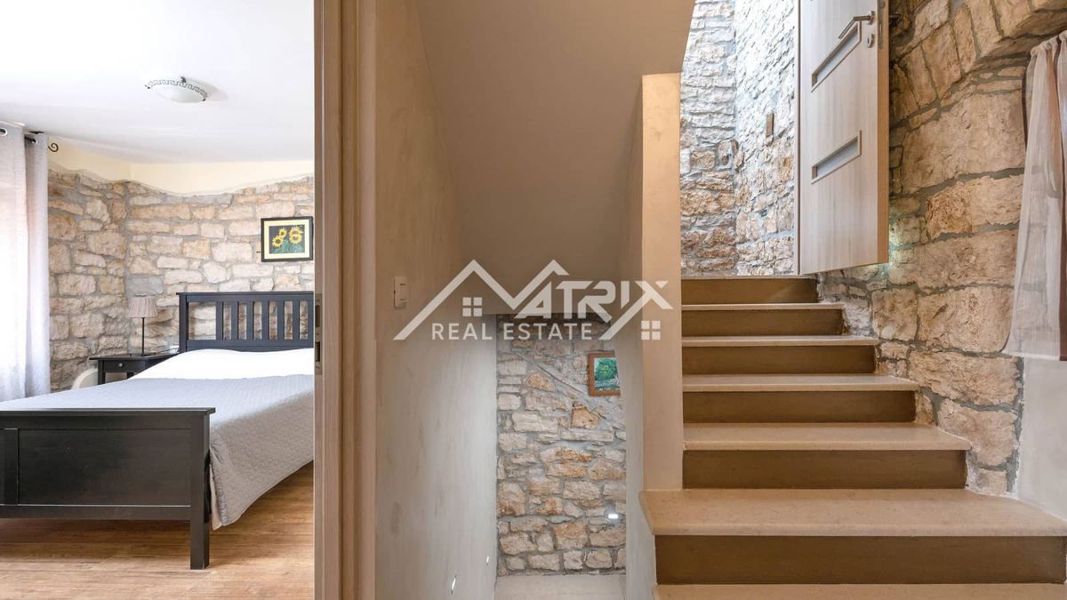 Poreč okolica, Kamnita vila z bazenom in whirlpoolom