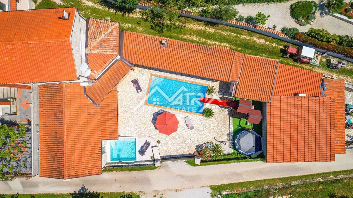 Poreč okolica, Kamnita vila z bazenom in whirlpoolom