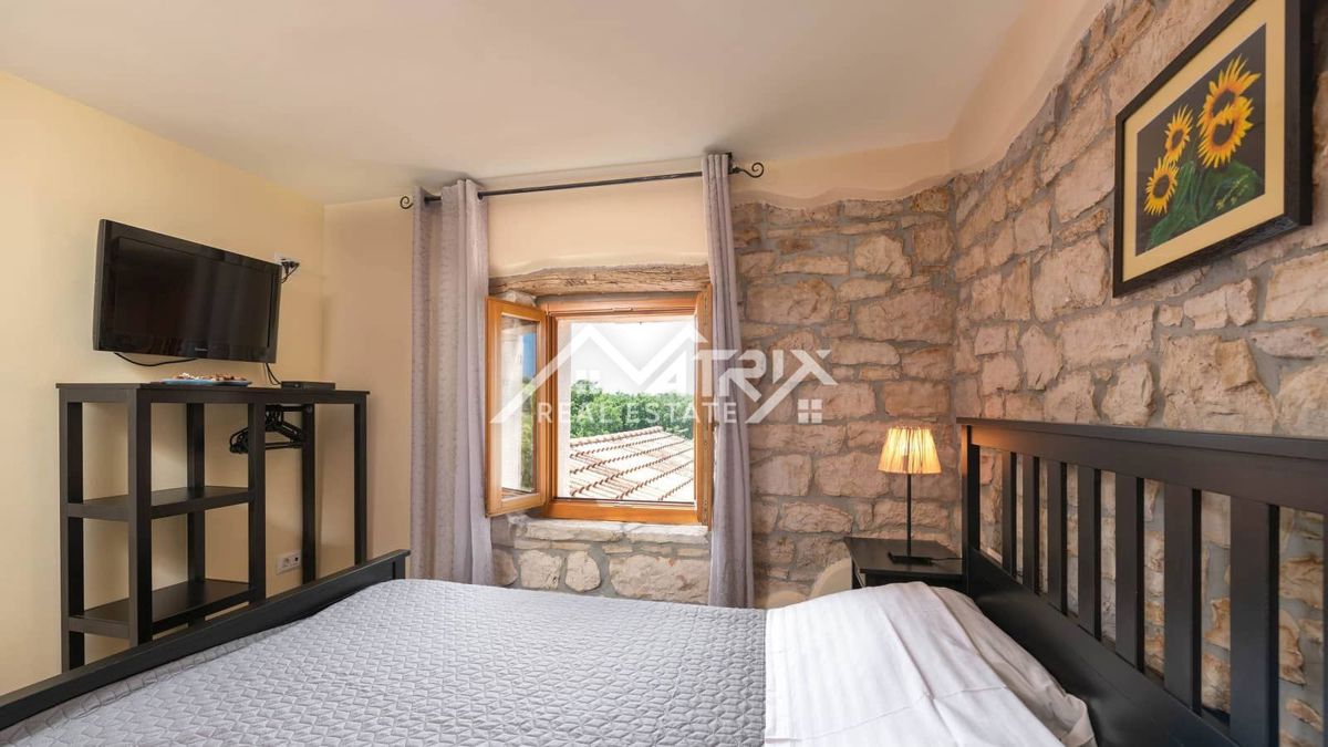 Poreč okolica, Kamnita vila z bazenom in whirlpoolom