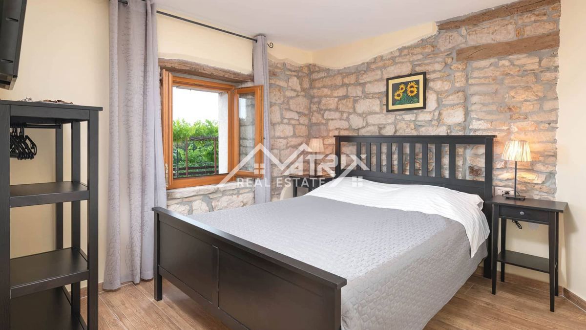 Poreč okolica, Kamnita vila z bazenom in whirlpoolom