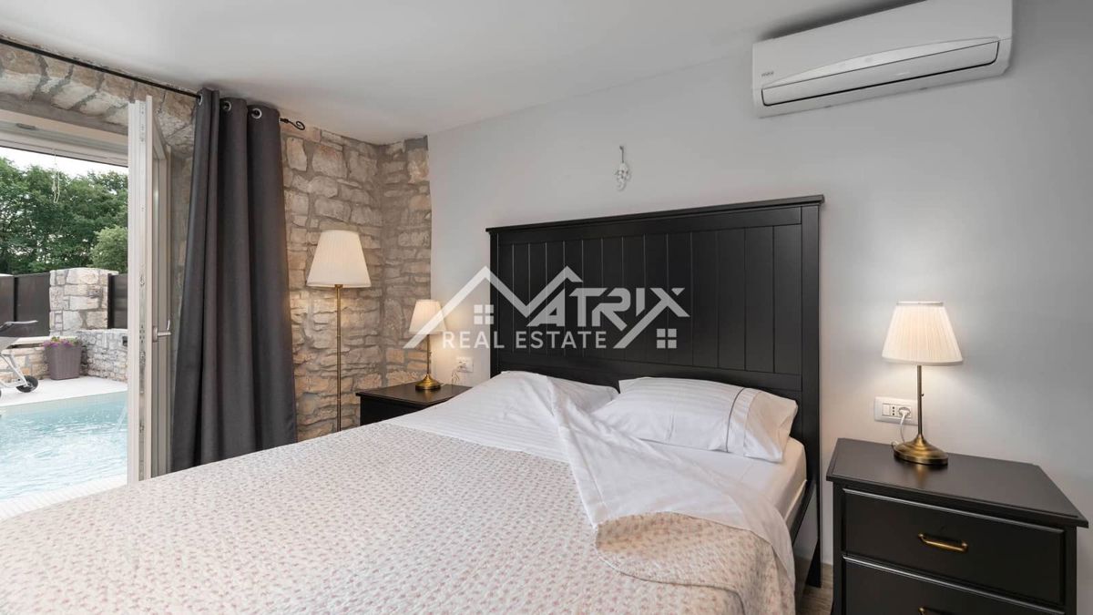 Poreč okolica, Kamnita vila z bazenom in whirlpoolom