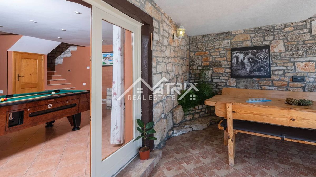 Poreč okolica, Kamnita vila z bazenom in whirlpoolom