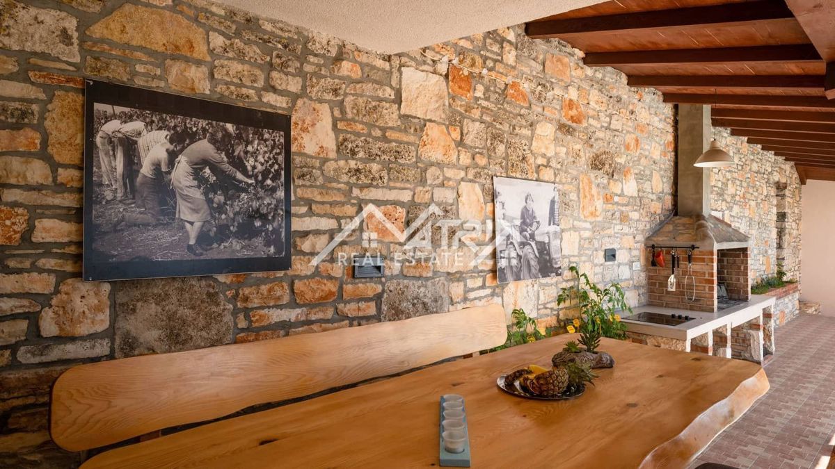 Poreč okolica, Kamnita vila z bazenom in whirlpoolom