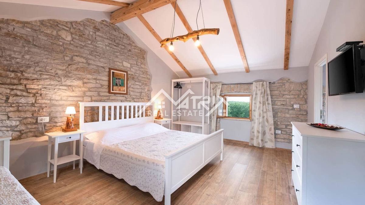 Poreč okolica, Kamnita vila z bazenom in whirlpoolom