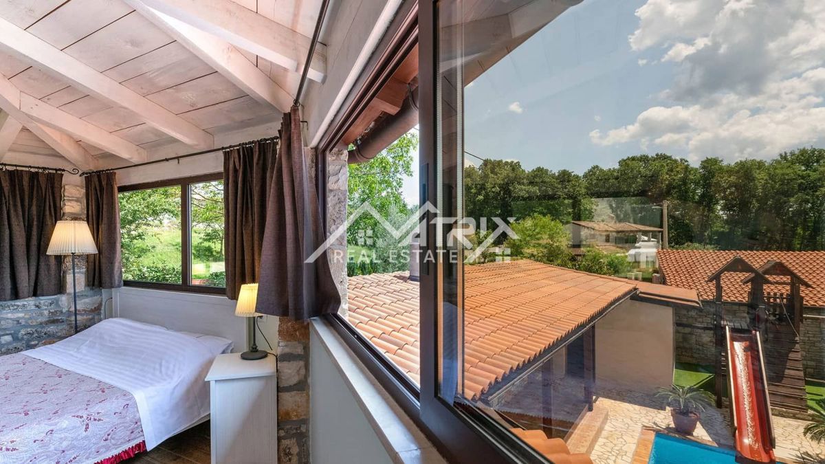 Poreč okolica, Kamnita vila z bazenom in whirlpoolom