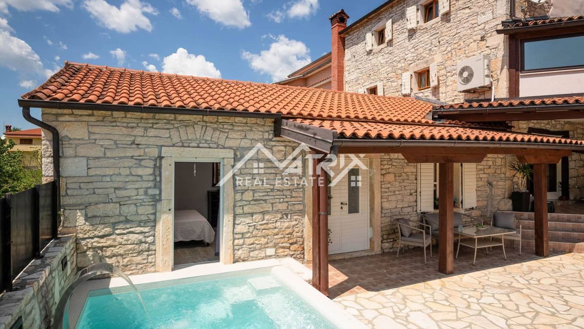 Poreč okolica, Kamnita vila z bazenom in whirlpoolom