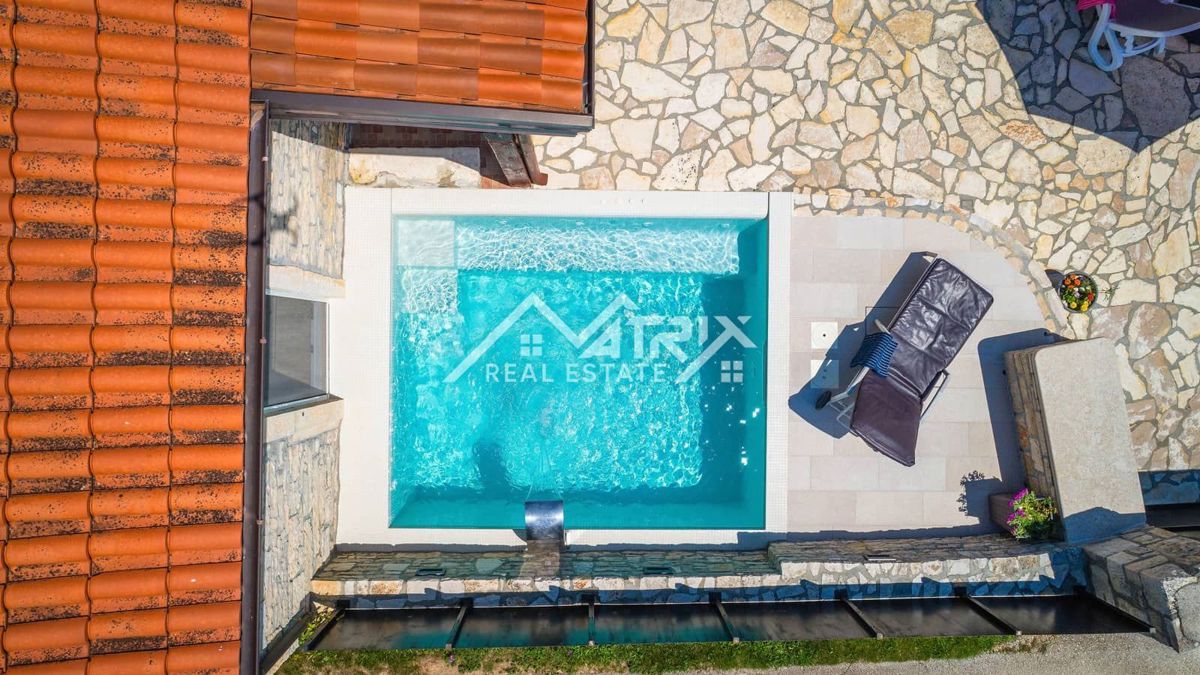 Poreč okolica, Kamnita vila z bazenom in whirlpoolom