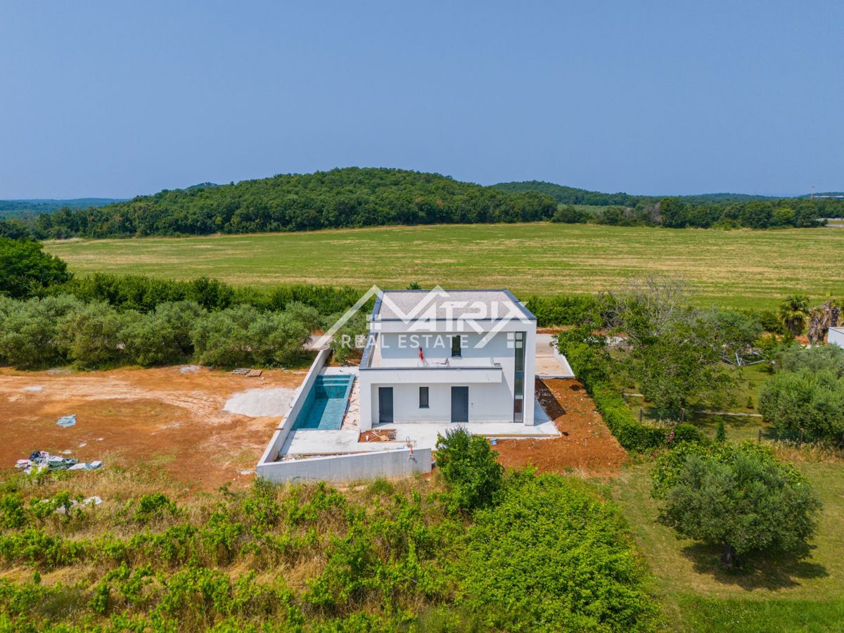 Poreč okolica, moderna hiša z bazenom, le 4 km od morja