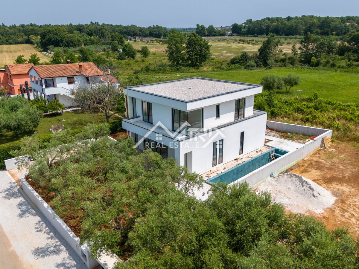 Poreč okolica, moderna hiša z bazenom, le 4 km od morja