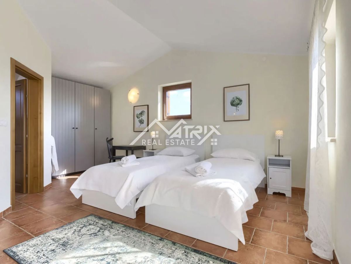 Svetvinčenat okolica, razkošna vila s pogledom na morje in bazenom