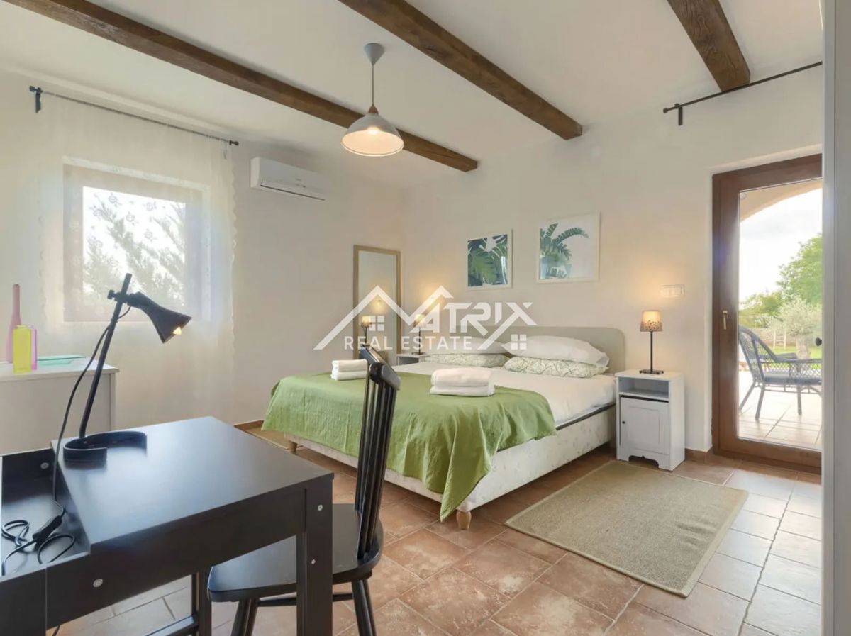 Svetvinčenat okolica, razkošna vila s pogledom na morje in bazenom