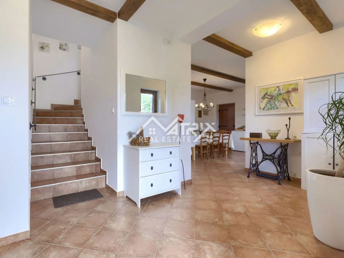 Svetvinčenat okolica, razkošna vila s pogledom na morje in bazenom