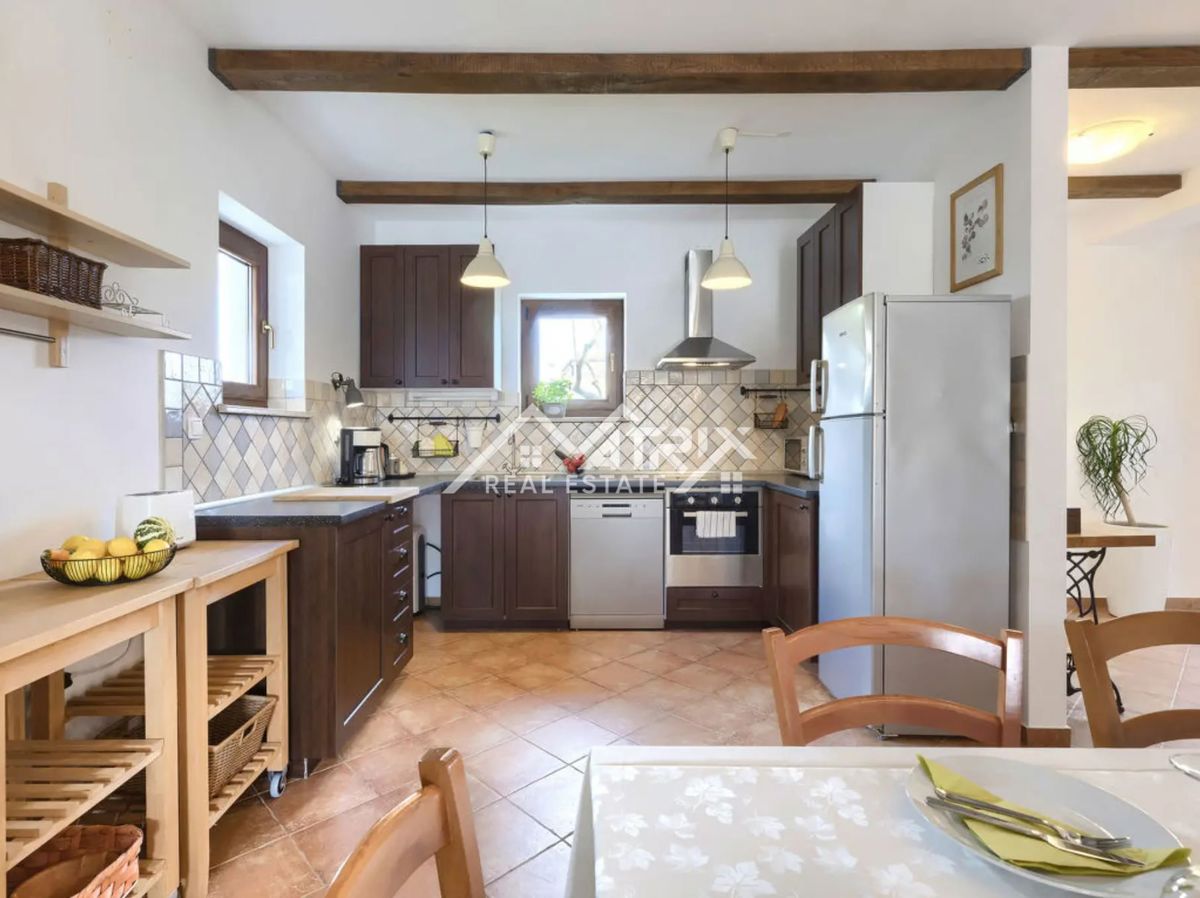 Svetvinčenat okolica, razkošna vila s pogledom na morje in bazenom